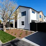Stylish Townhouse With Hot Tub