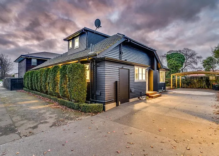 Black Manse With Convenience