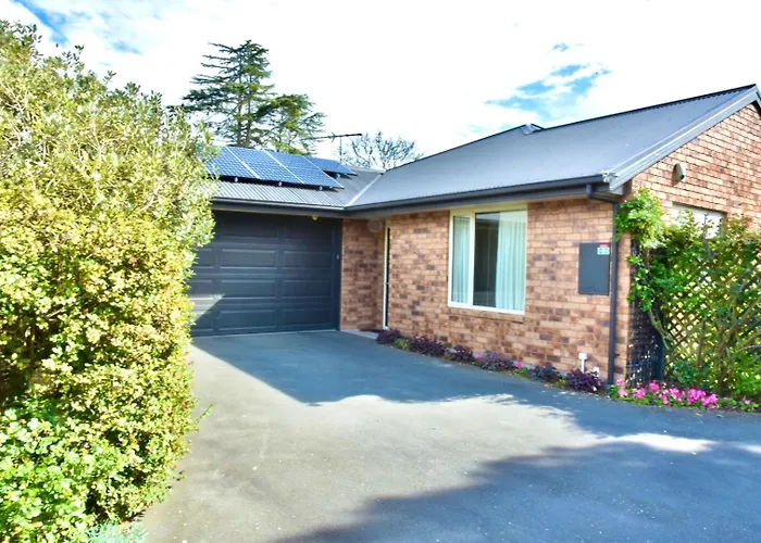 Sunny Garden Retreat - 3-Br Home Near Mall, City & Airport