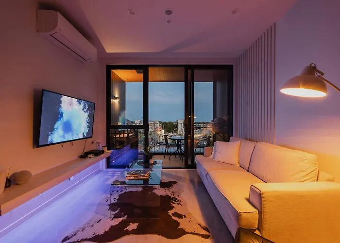 Vibrant Central City Apartment