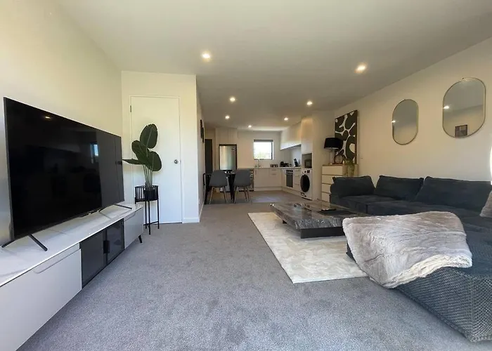Stylish 2 Bed Retreat Close To Cbd With Parking