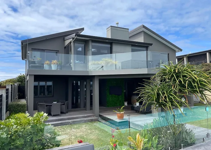 Luxury 2 Bdrm Ground Level Apt With Private Pool Located On Scarborough Hill Sumner Christchurch