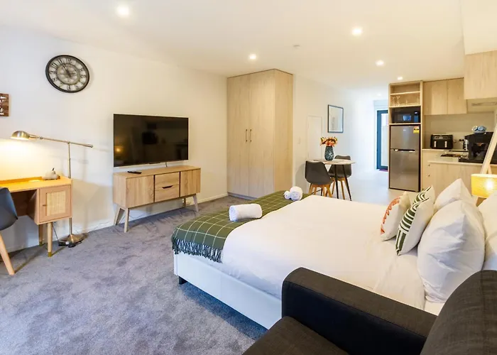 Bright & New Studio Unit Walk To Town
