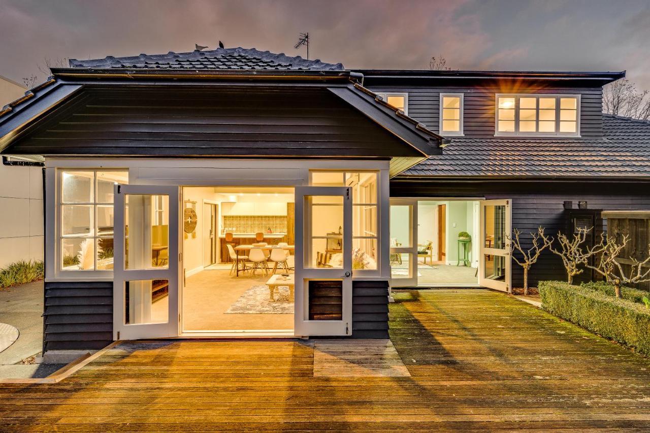 Black Manse With Convenience Holiday home Christchurch
