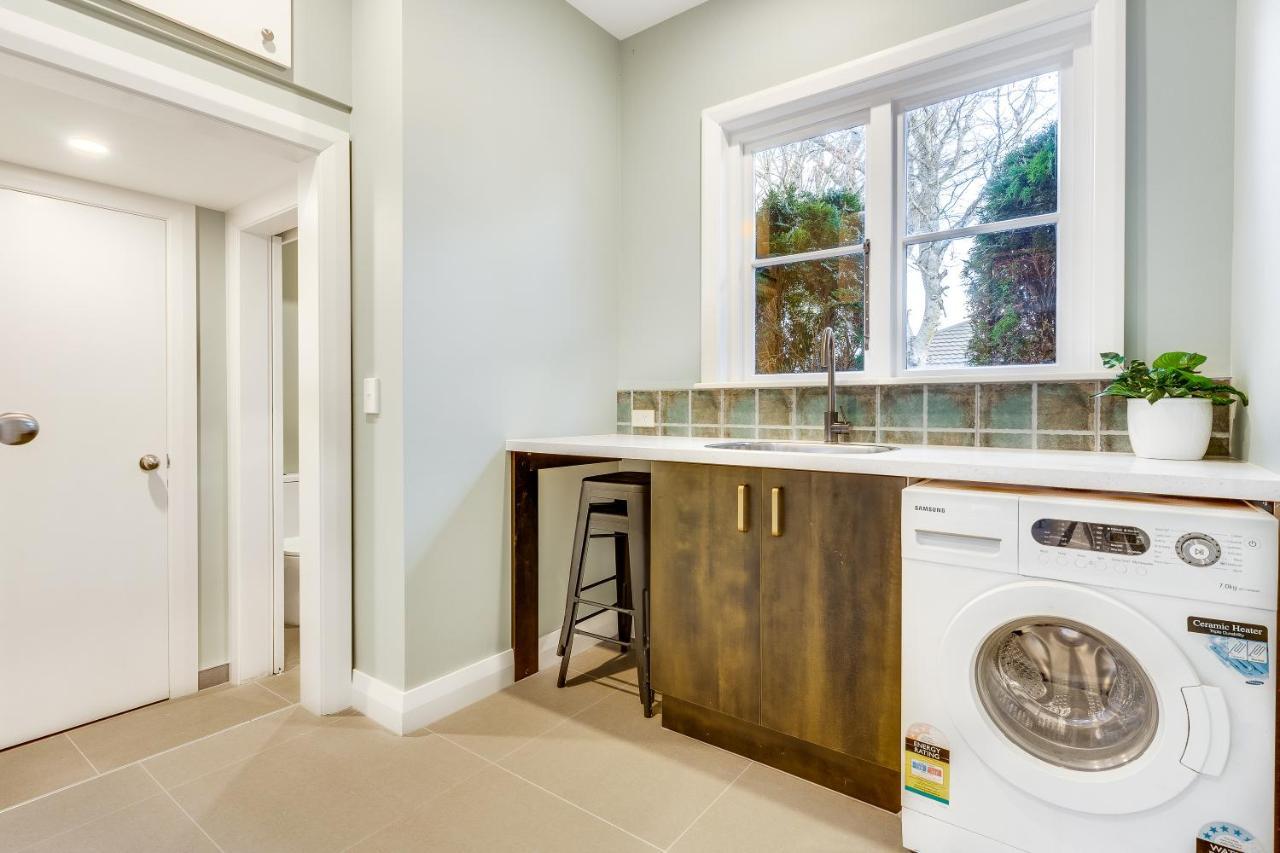 Black Manse With Convenience Holiday home Christchurch