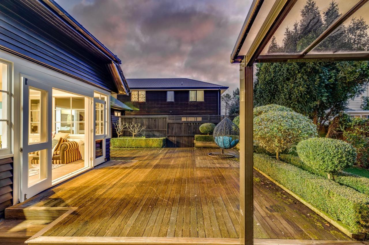 Black Manse With Convenience Holiday home Christchurch
