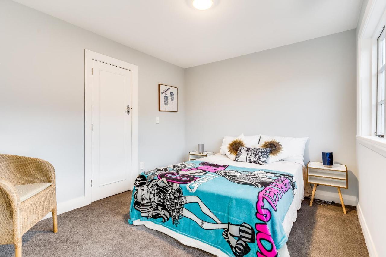 Black Manse With Convenience * Christchurch