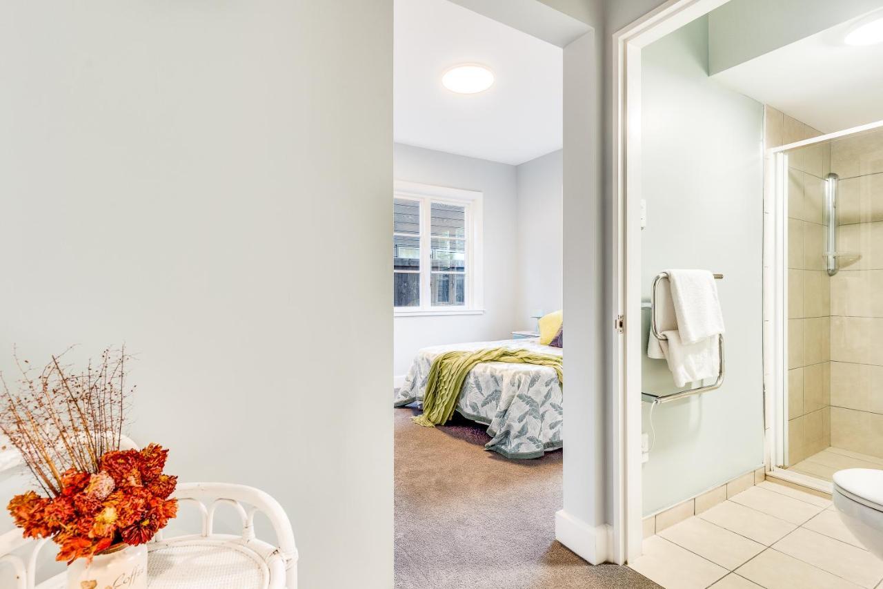 Black Manse With Convenience