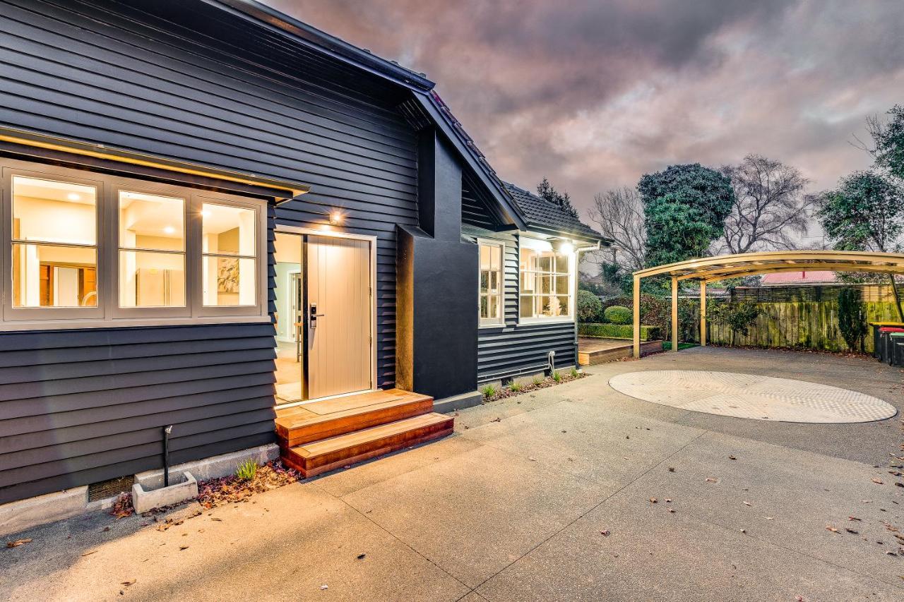 Black Manse With Convenience Holiday home Christchurch