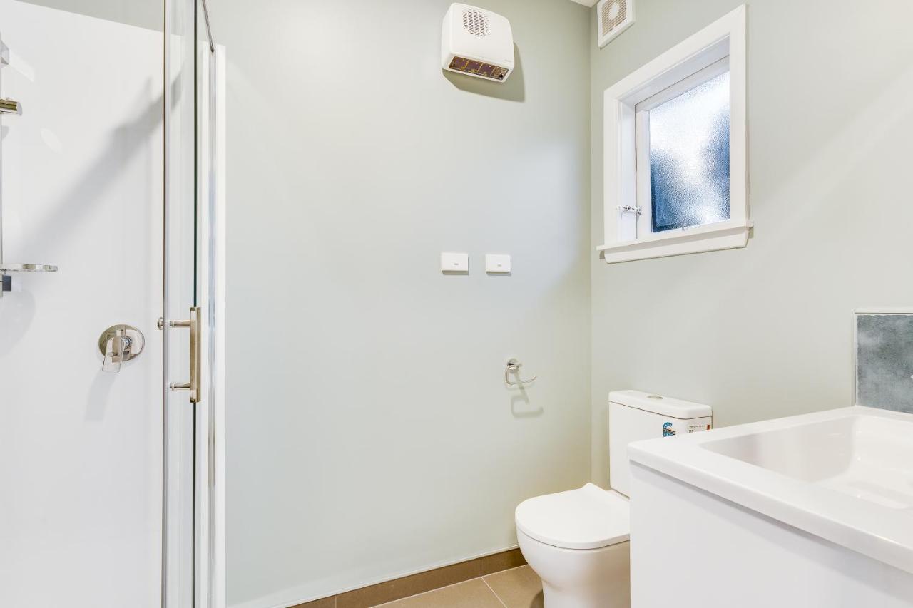 Black Manse With Convenience * Christchurch