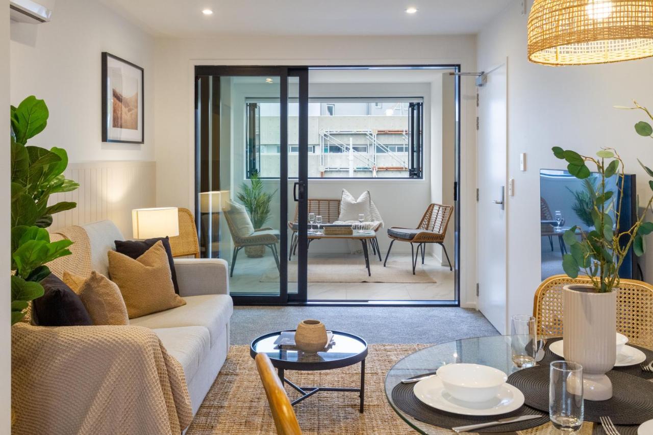 In The Heart Of It All: 2 Bed Cbd Townhouse *