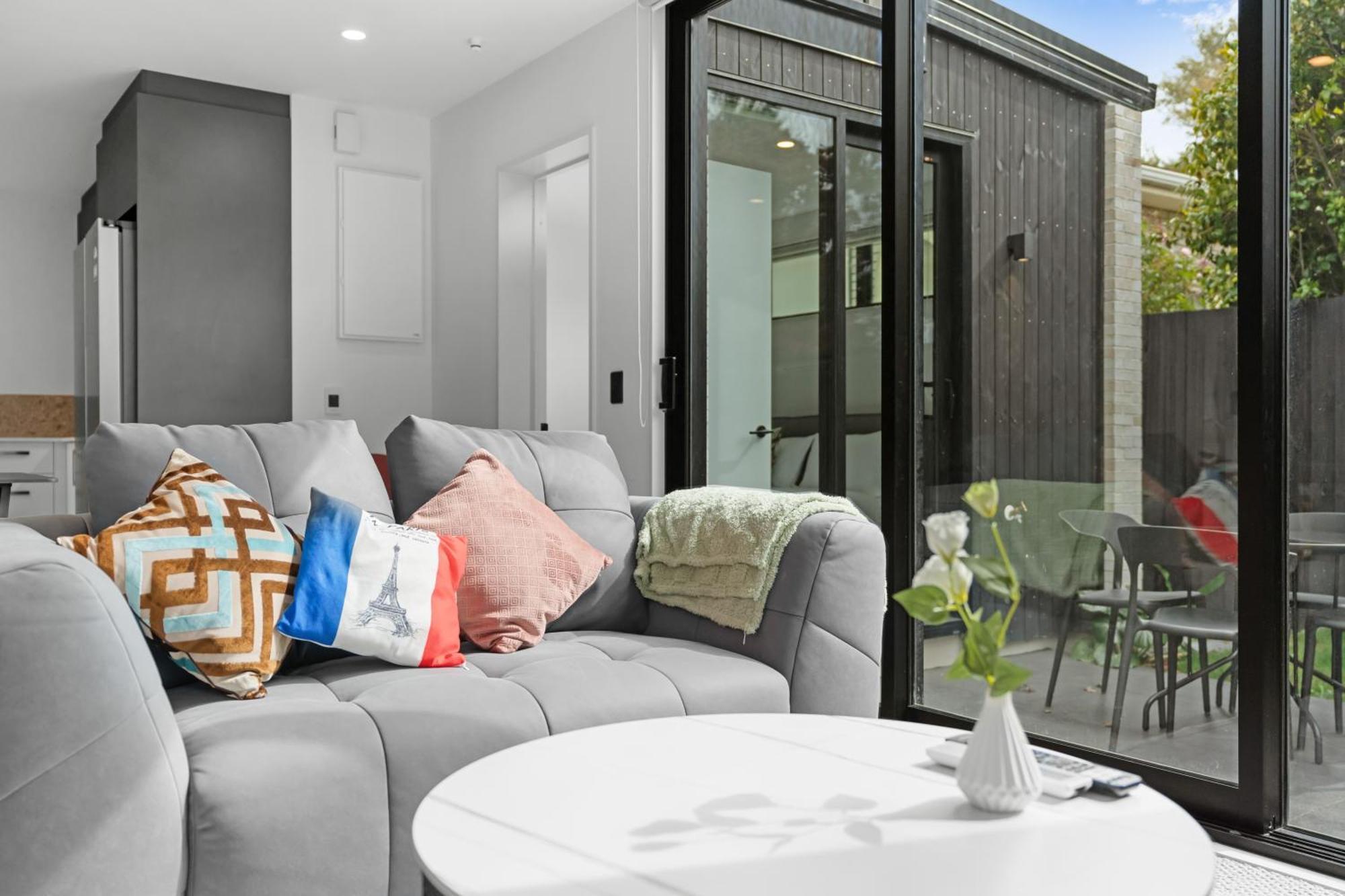 Deluxe Downtown 3 Bed 3 Bath Apartment *