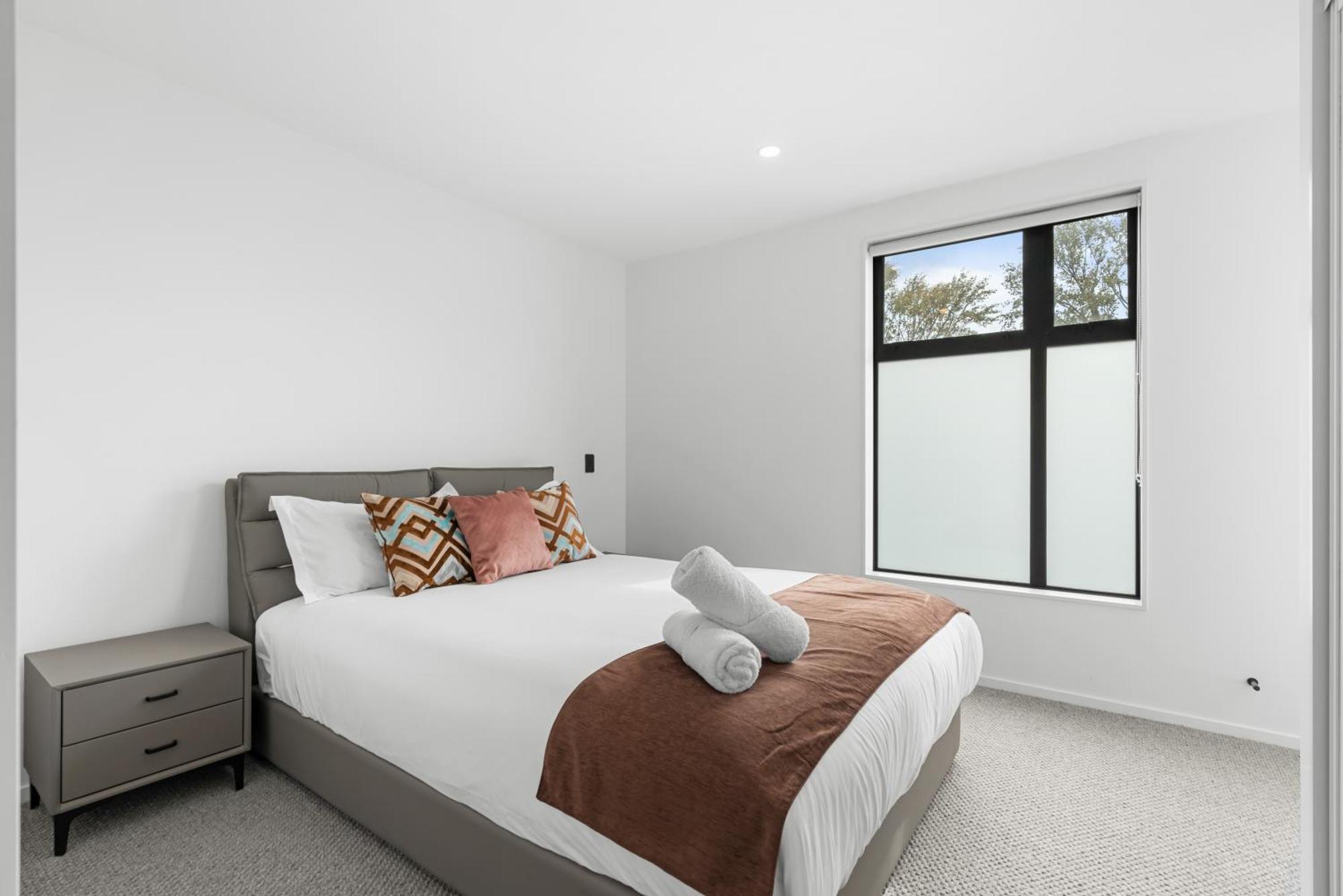 Deluxe Downtown 3 Bed 3 Bath Apartment