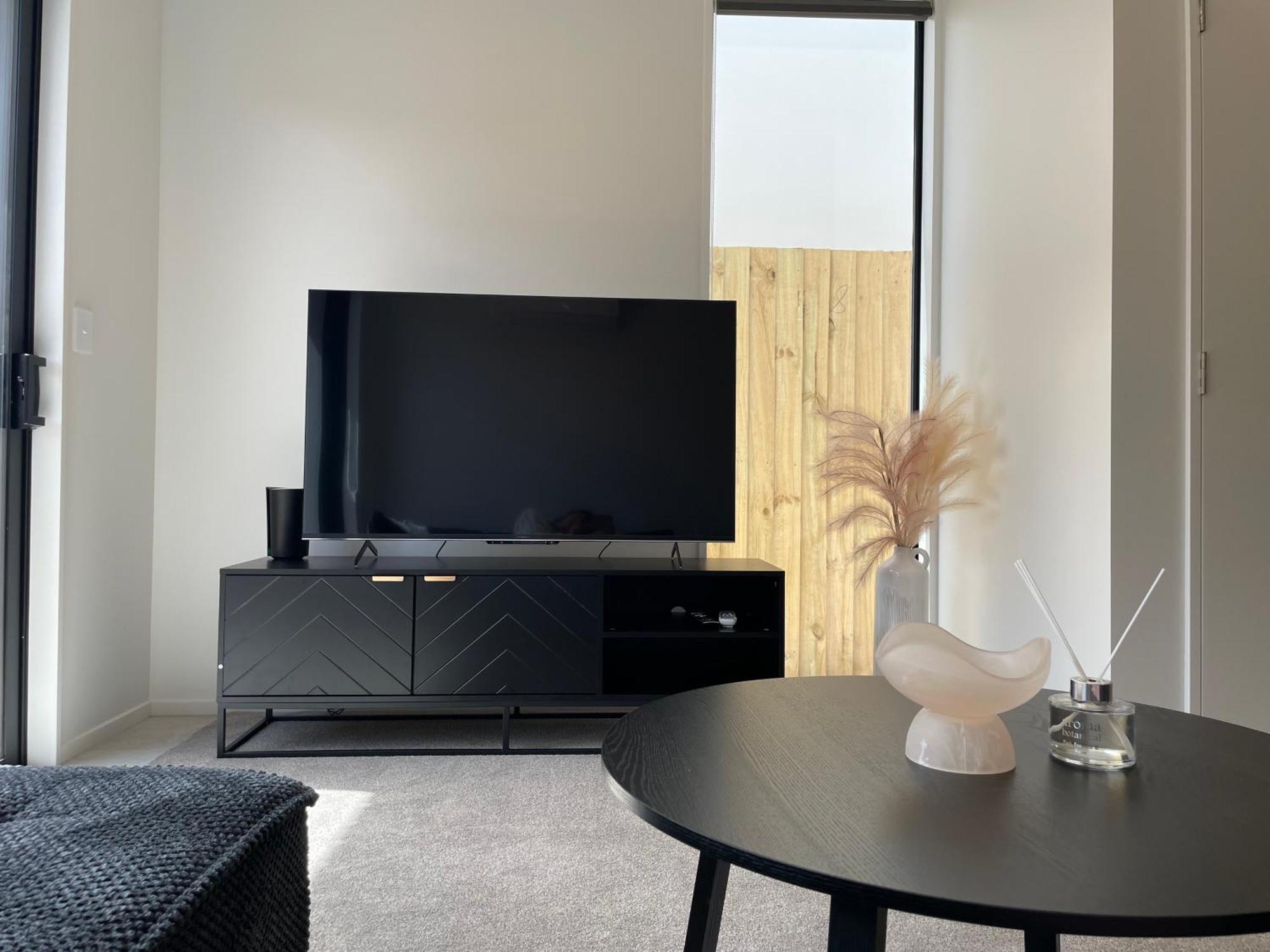 Luxury 2 Bedroom Townhouse Opposite Merivale Mall Apartment *