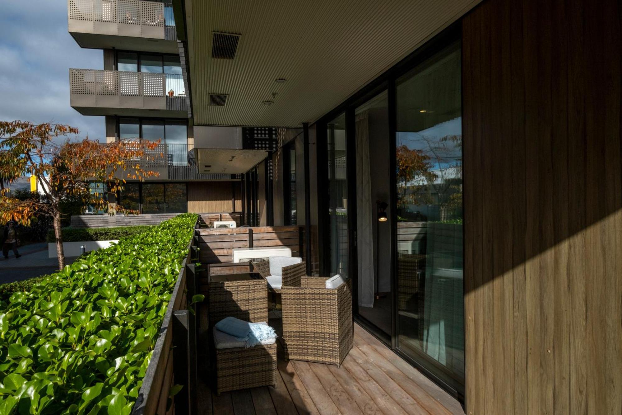 Modern, Ground Floor , Cbd, Free Parking, 2-3 Beds Apartment