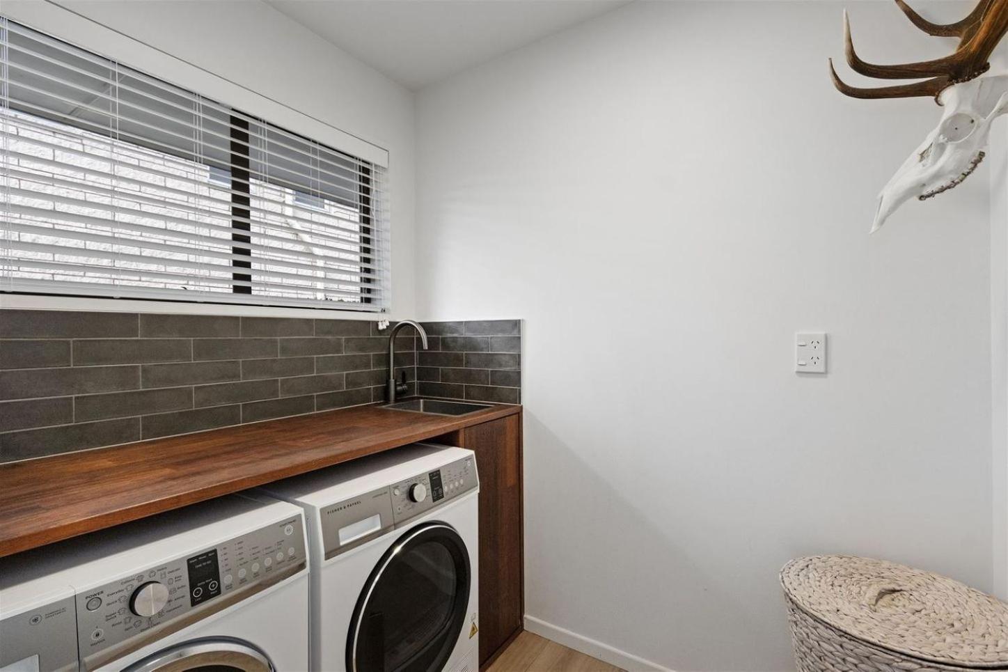 Spacious Near Airport Guest house *