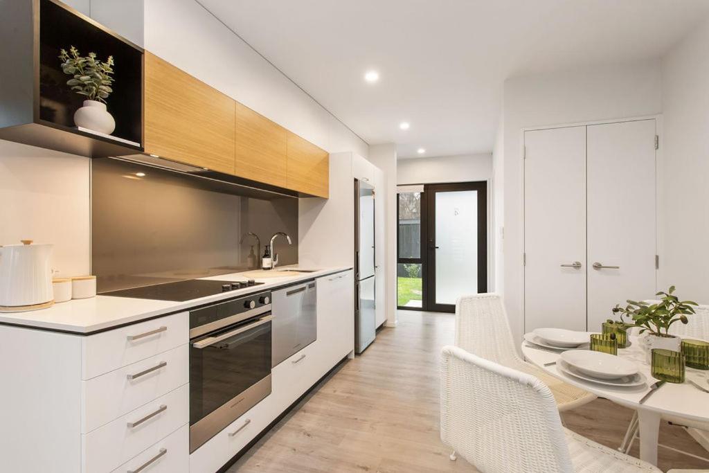 Style Location New Sunny 2bdrms Free Park Apartment Christchurch