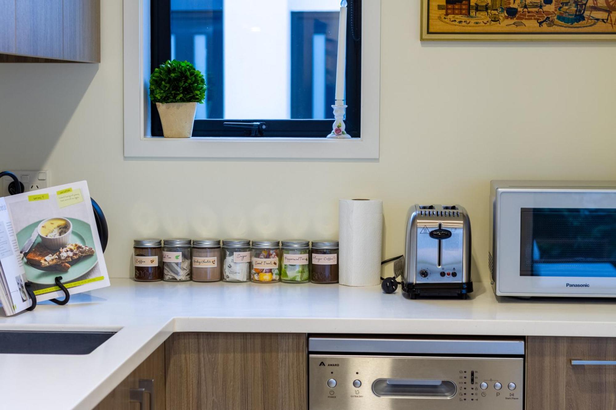 Your Charming And Cosy Urban Away From Apartment Christchurch