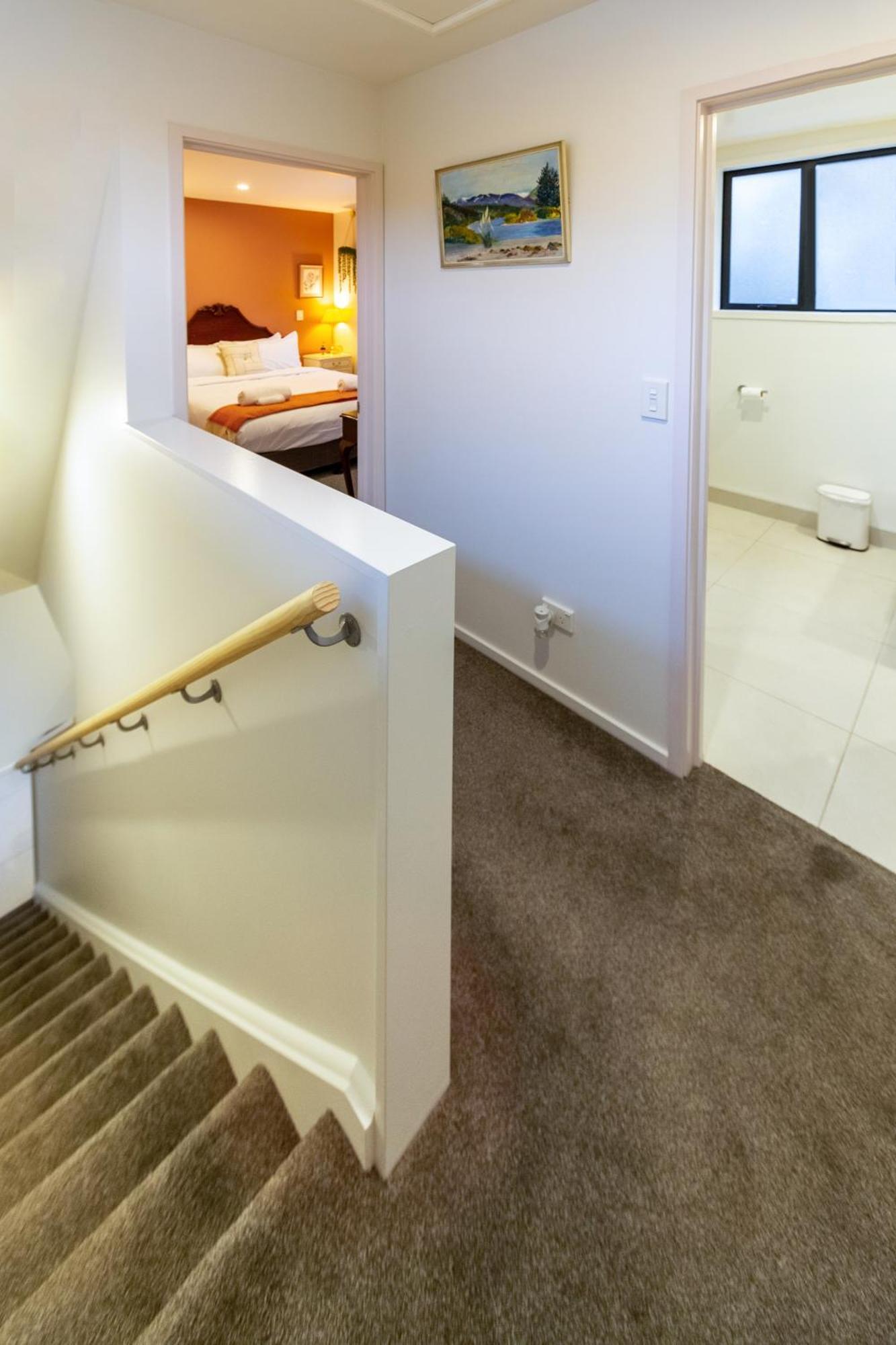 Your Charming And Cosy Urban Away From Apartment Christchurch
