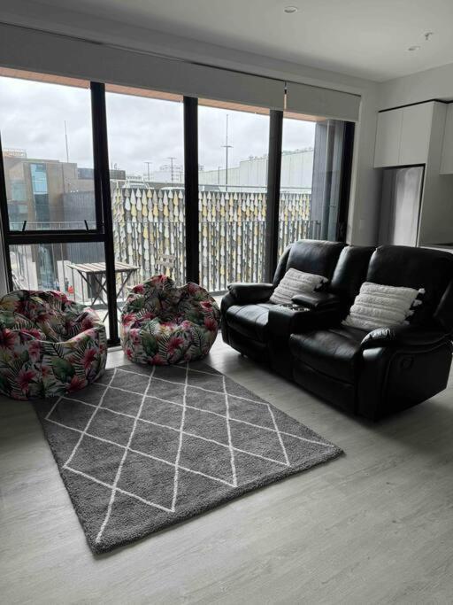 2 Bedrooms Apprtmt Underground Parking In Cbd Apartment