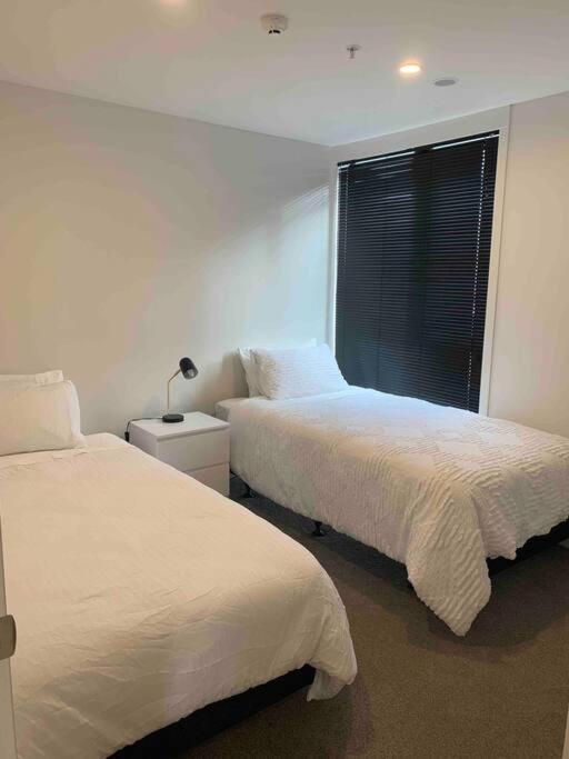 2 Bedrooms Apprtmt Underground Parking In Cbd Apartment