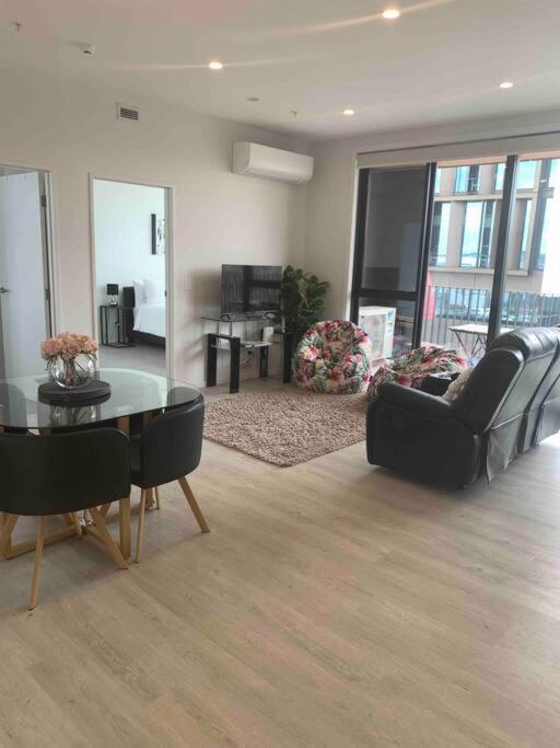 Apartment 2 Bedrooms Apprtmt Underground Parking In Cbd