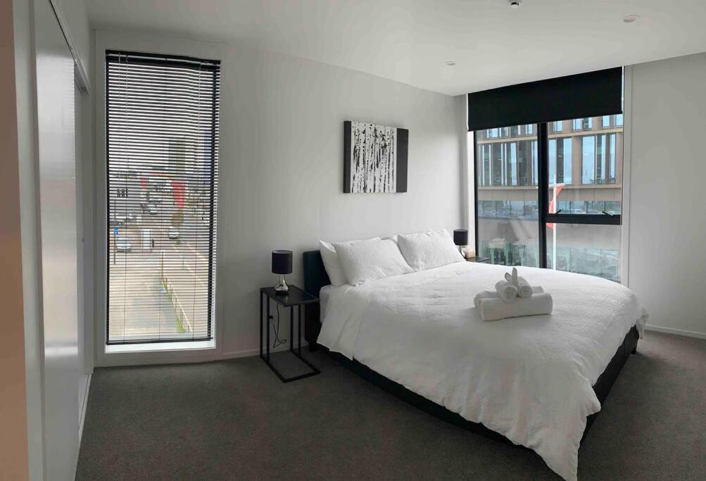 Apartment 2 Bedrooms Apprtmt Underground Parking In Cbd *
