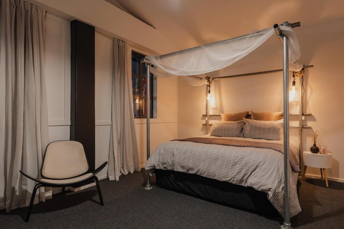 Loft - Sleeps 10 * Christchurch