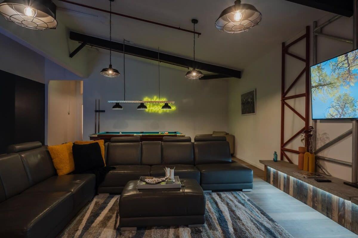 Loft - Sleeps 10 *