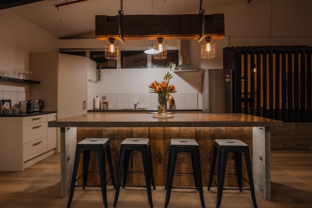 Loft - Sleeps 10 * Christchurch
