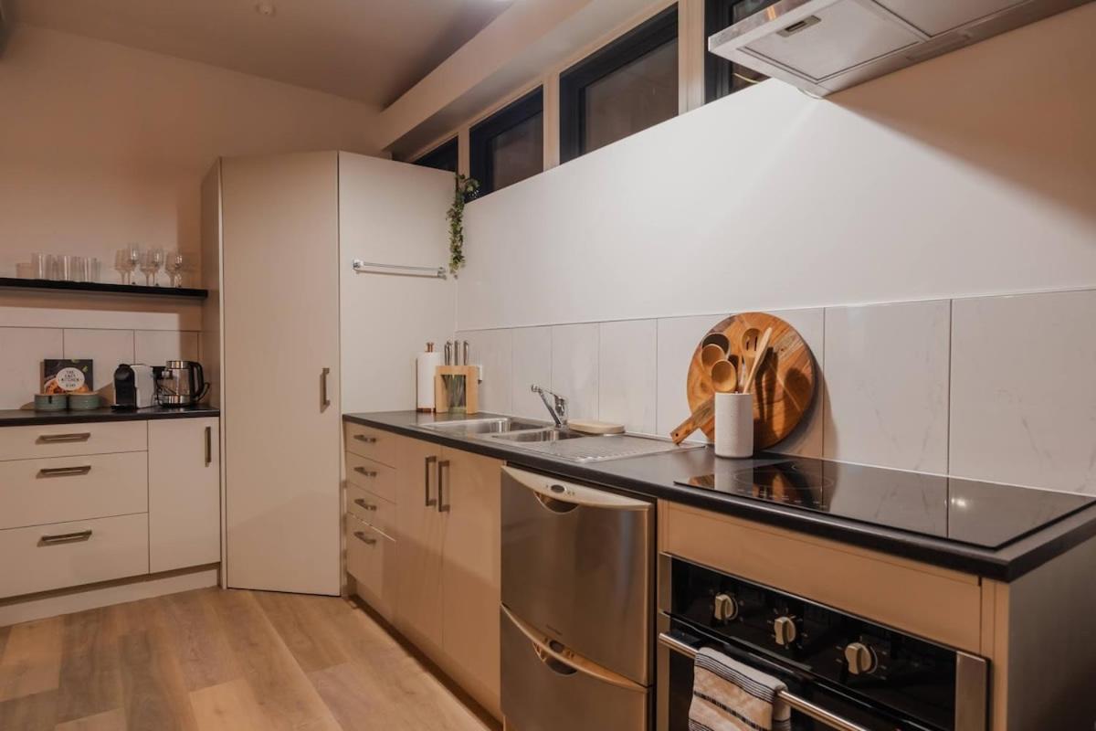 Loft - Sleeps 10 Christchurch