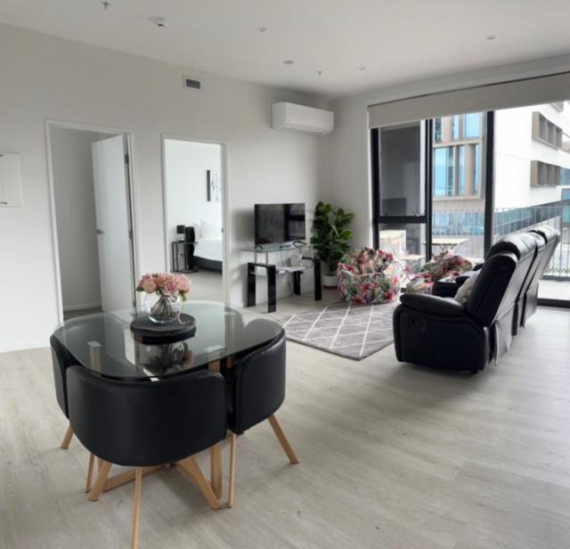 Apartment 2 Bedrooms Apprtmt Underground Parking In Cbd *