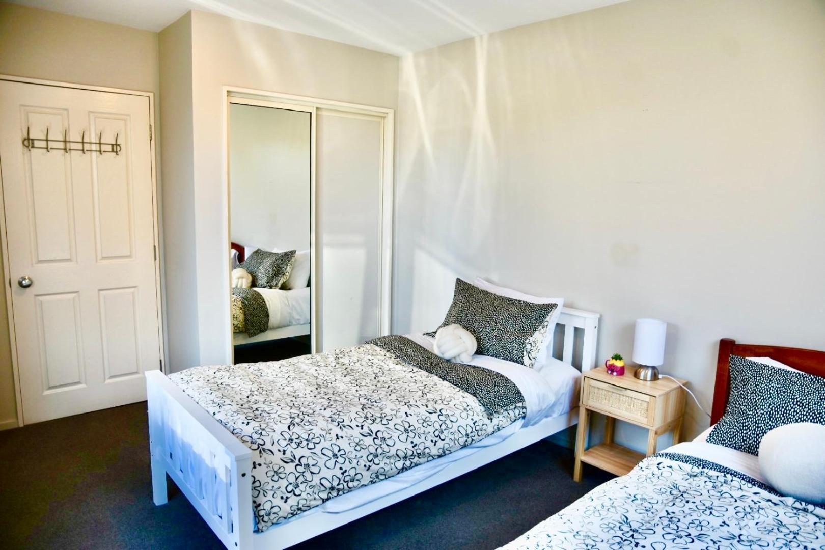 Villa Sunny Garden Retreat - 3-br Near Mall, & Airport *