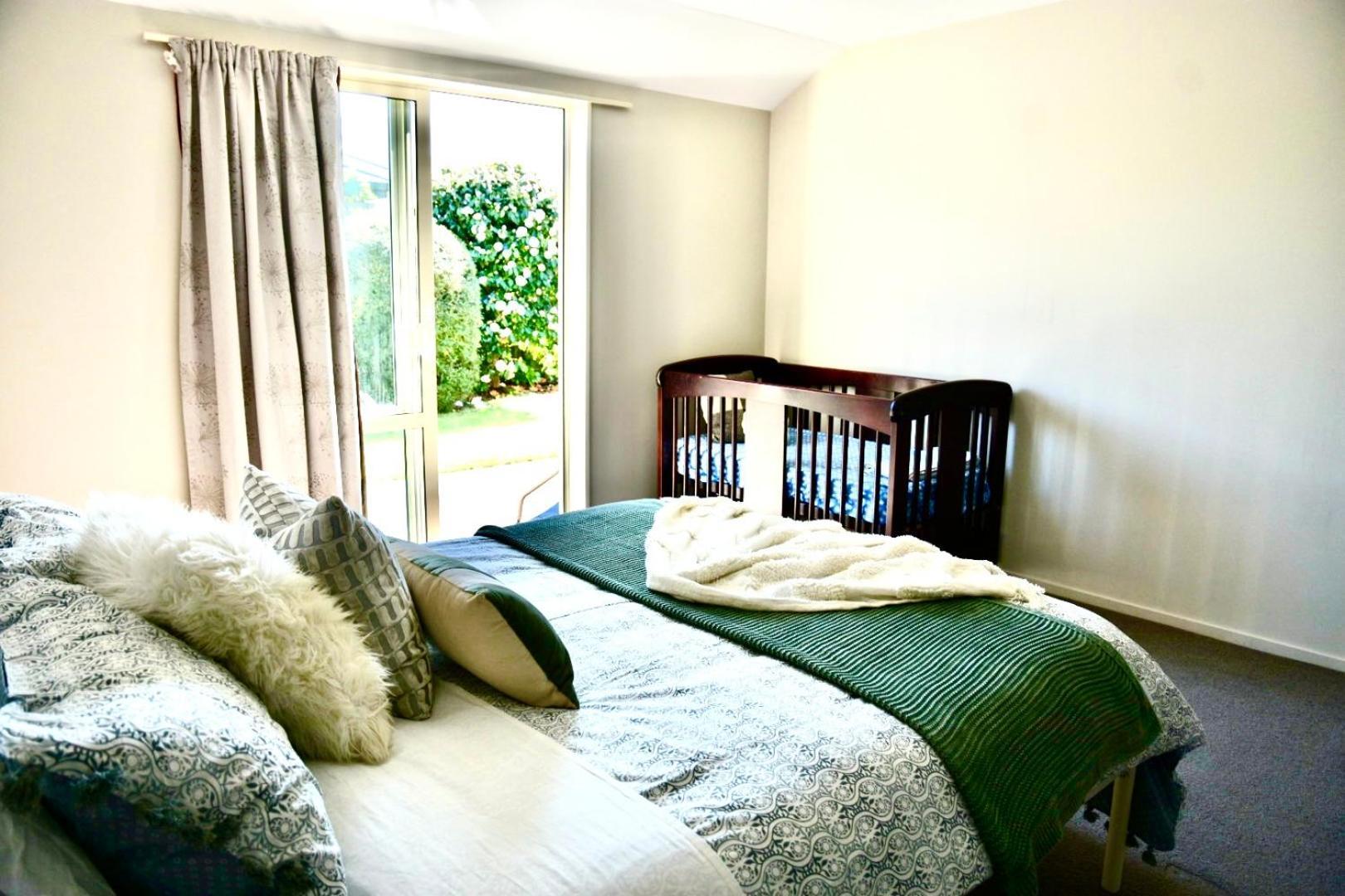 Sunny Garden Retreat - 3-br Near Mall, & Airport