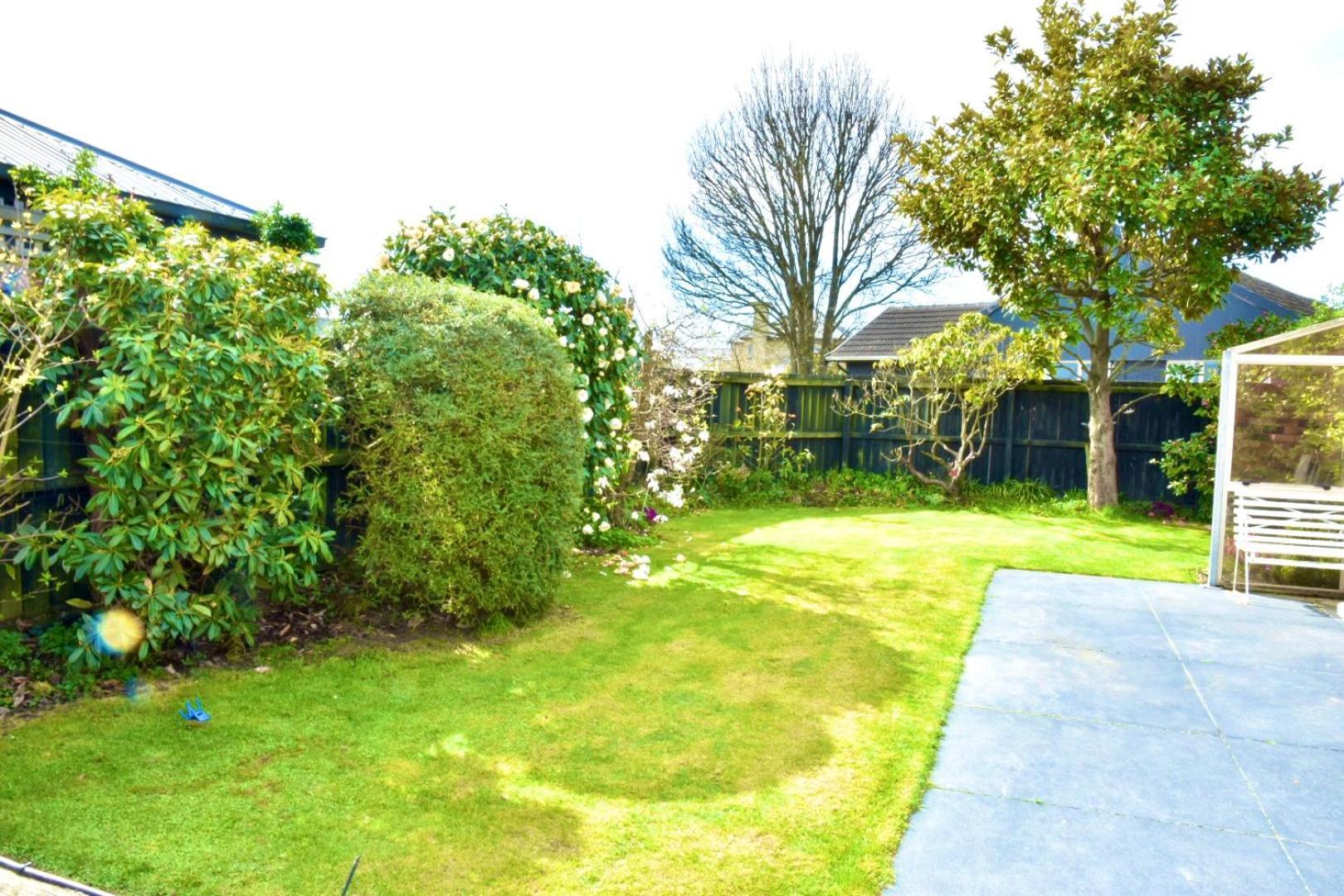 Villa Sunny Garden Retreat - 3-br Near Mall, & Airport