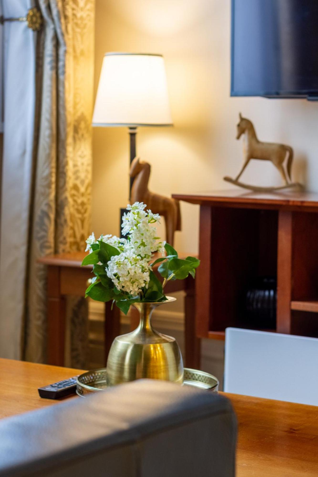 Beauty In The Cbd - 1bed Free Parking Pool *