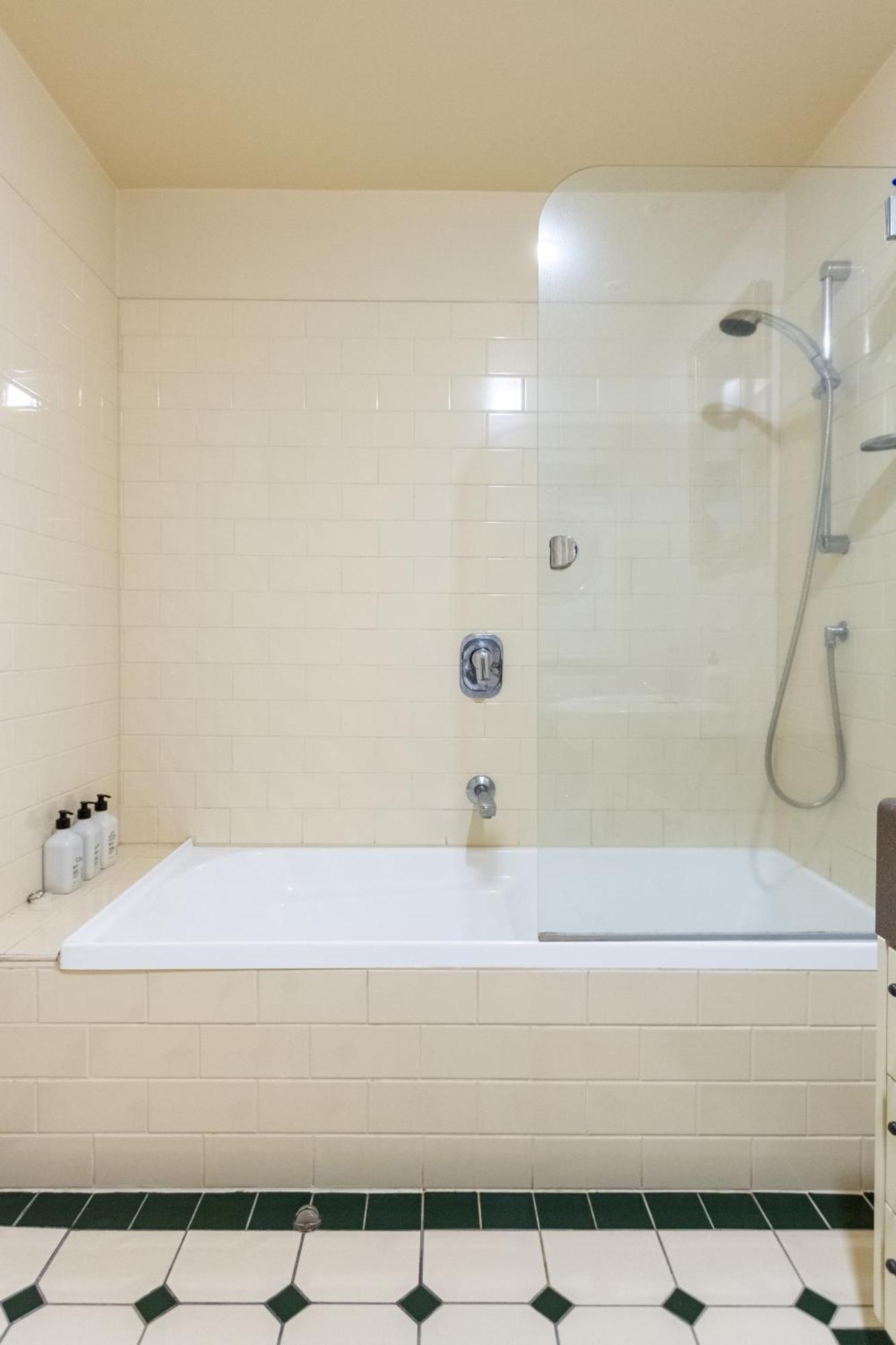 Beauty In The Cbd - 1bed Free Parking Pool Apartment *