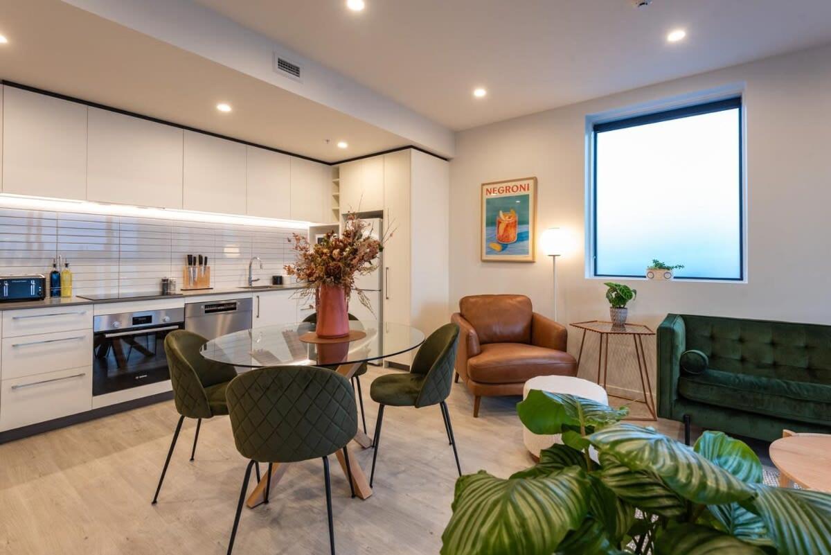Apartment Luxury Life Galore - Sleeps 4 *