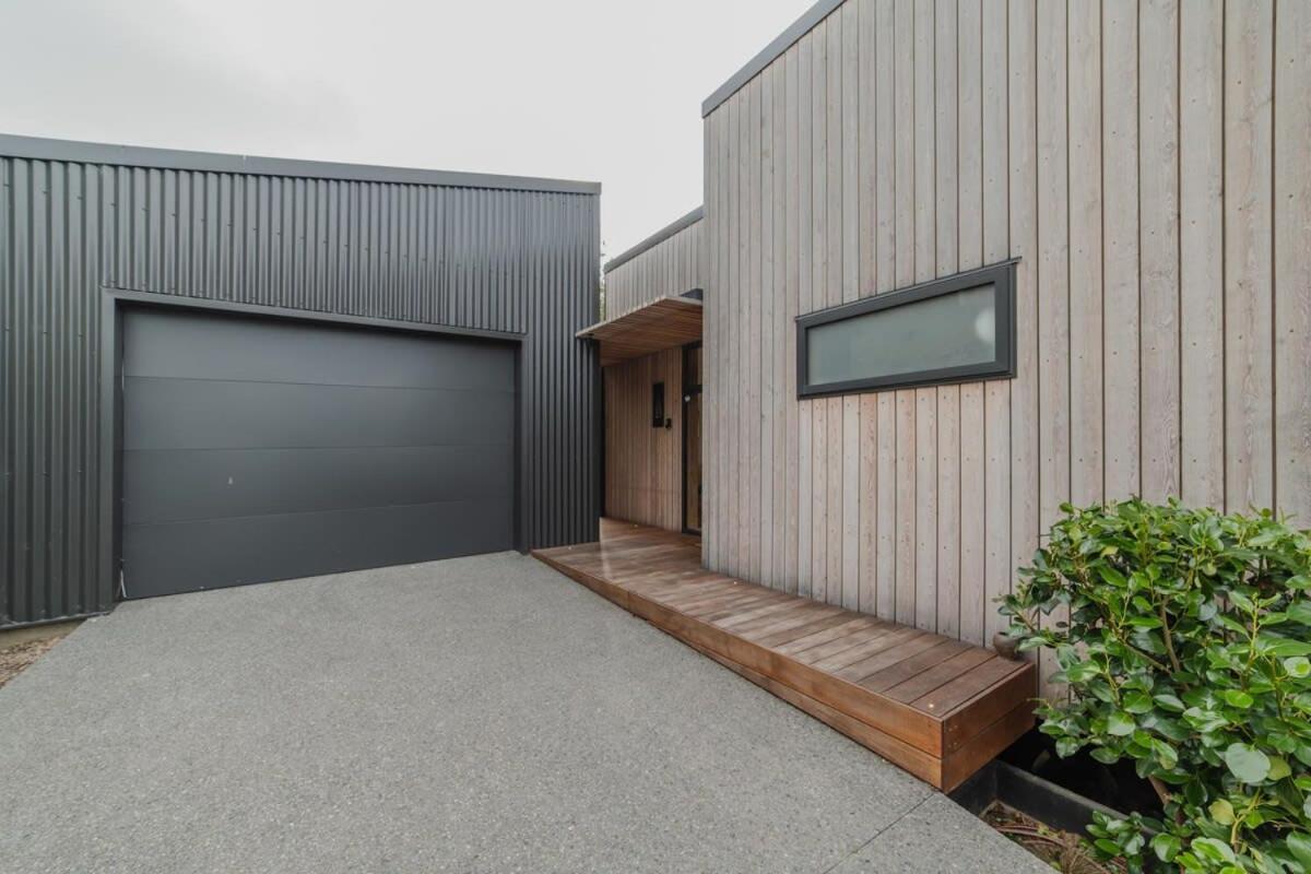 Ocean Views At Rapanui Lodge- 4br Gem With Parking Holiday home Christchurch