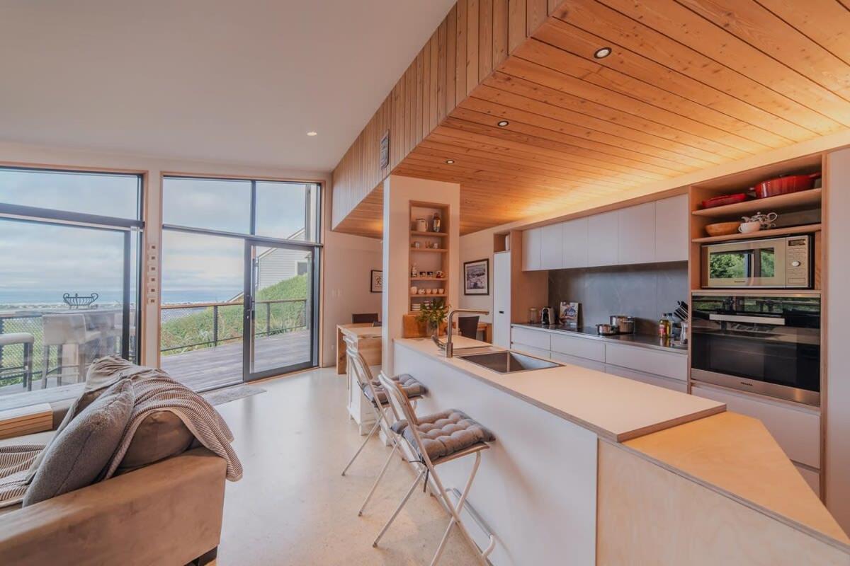 Ocean Views At Rapanui Lodge- 4br Gem With Parking Holiday home Christchurch