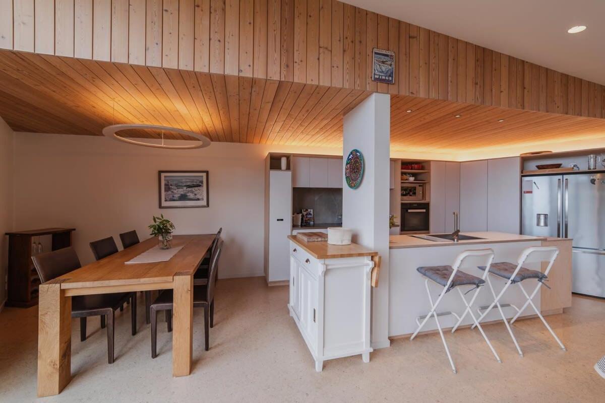 Ocean Views At Rapanui Lodge- 4br Gem With Parking *