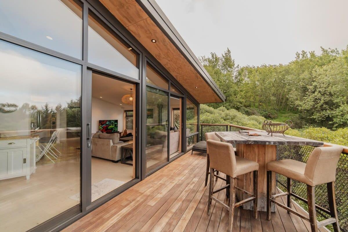 Ocean Views At Rapanui Lodge- 4br Gem With Parking Christchurch