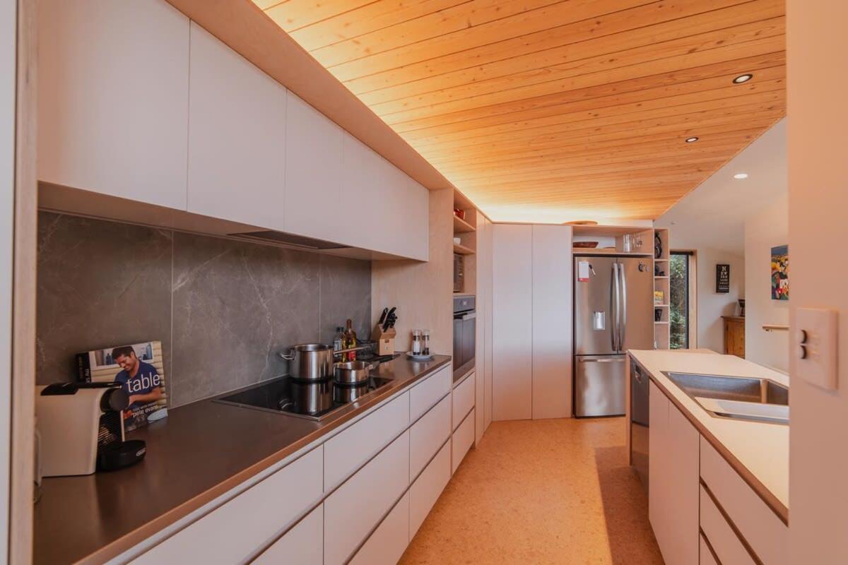 Ocean Views At Rapanui Lodge- 4br Gem With Parking Holiday home