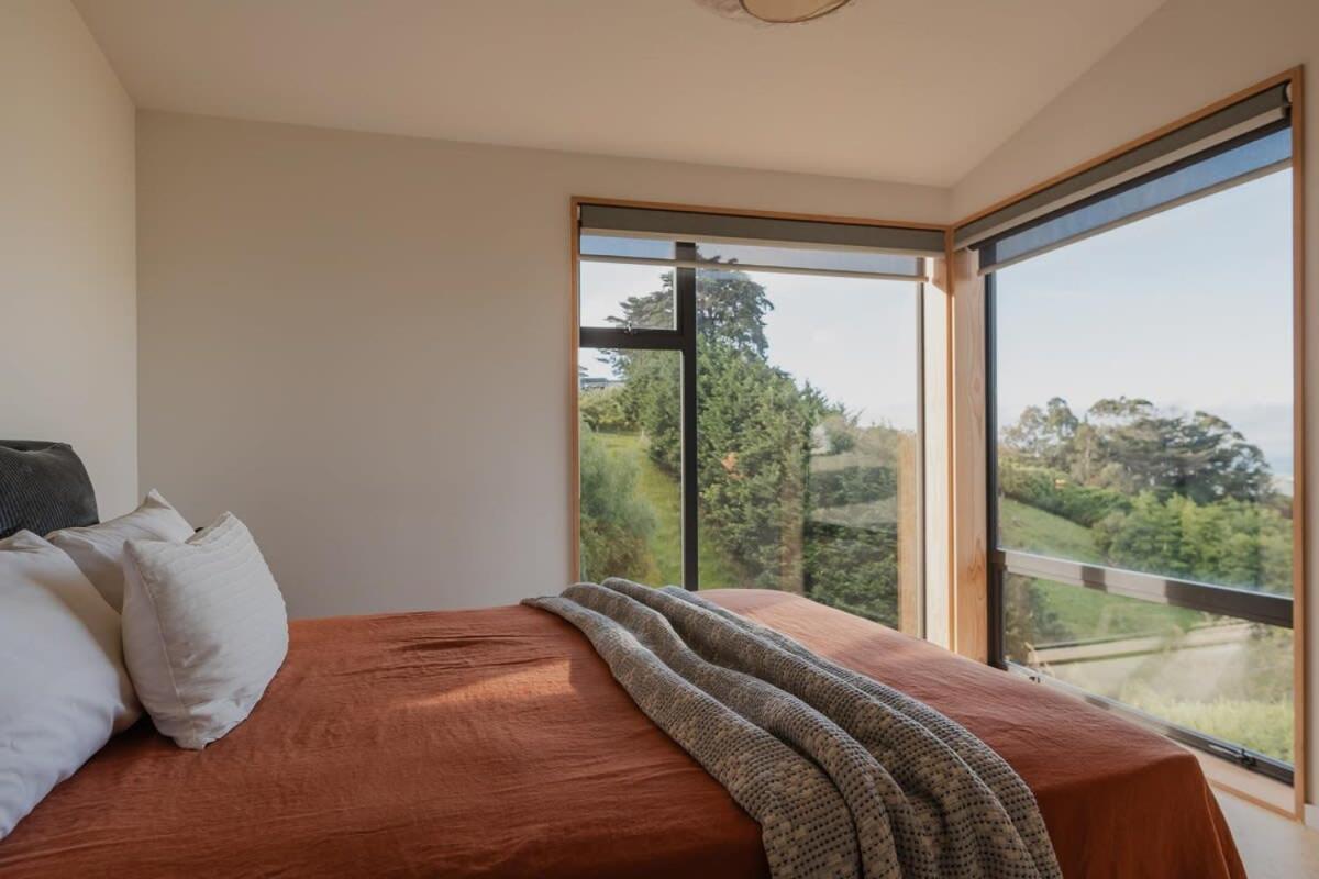 Ocean Views At Rapanui Lodge- 4br Gem With Parking Christchurch