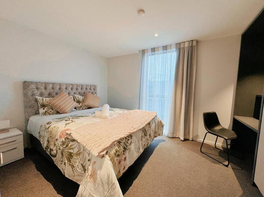 Black-luxe Living In The Heart Of City Christchurch