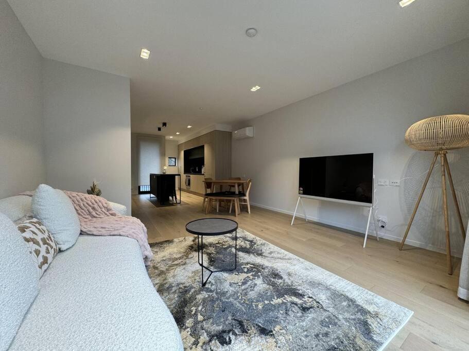 Black-luxe Living In The Heart Of City Christchurch