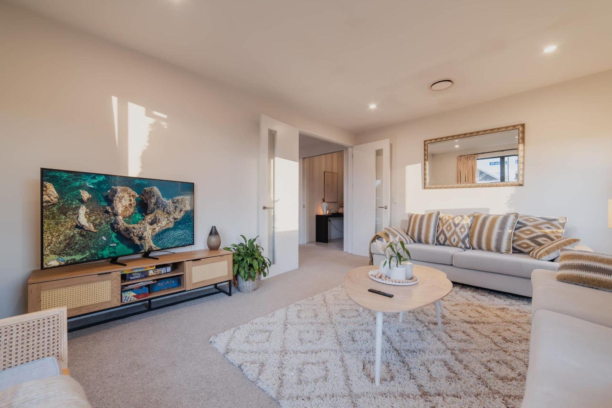 Sunlit Sanctuary With Private Patio In Wigram Christchurch