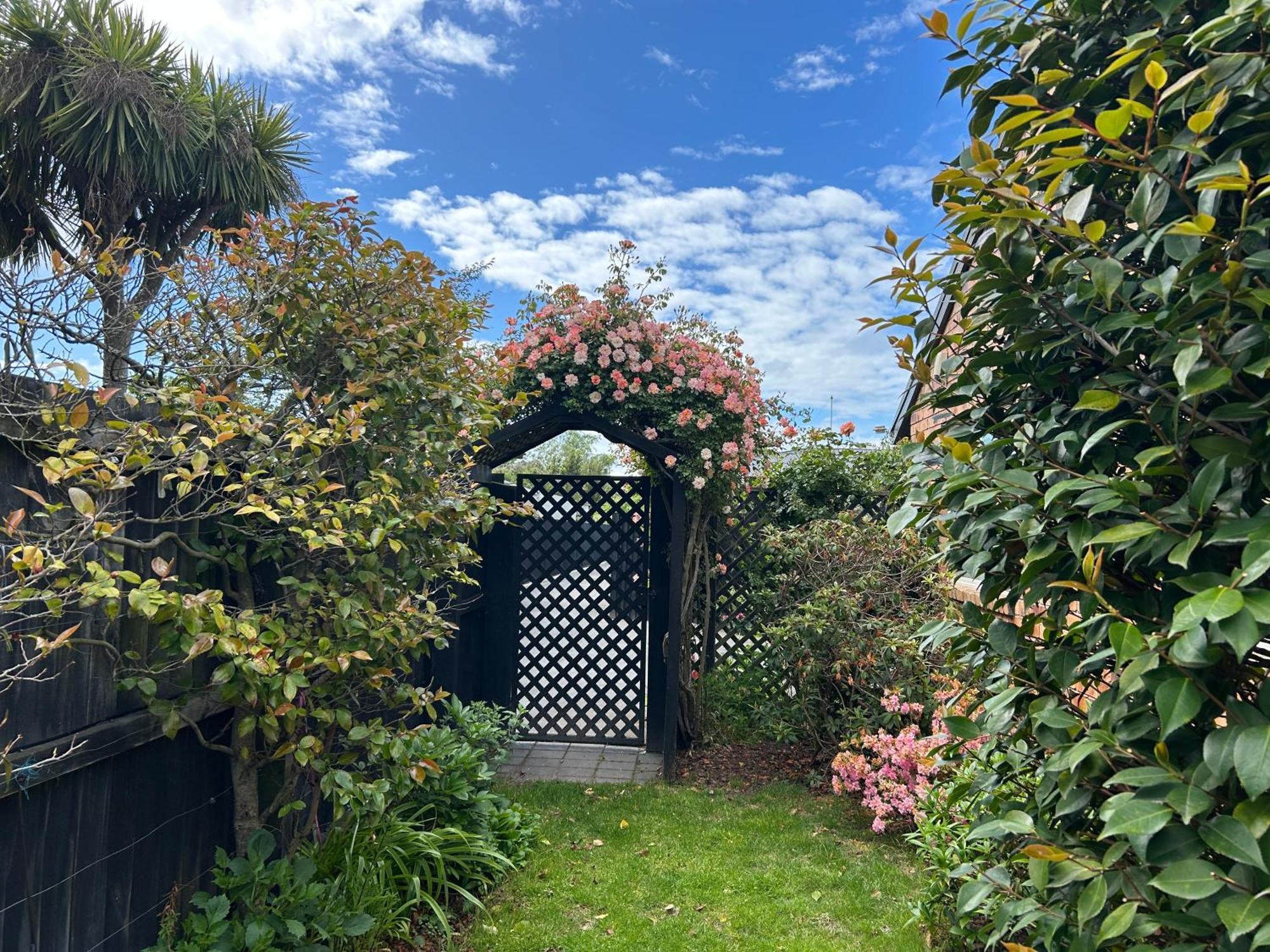 Sunny Garden Retreat - 3-br Near Mall, & Airport *