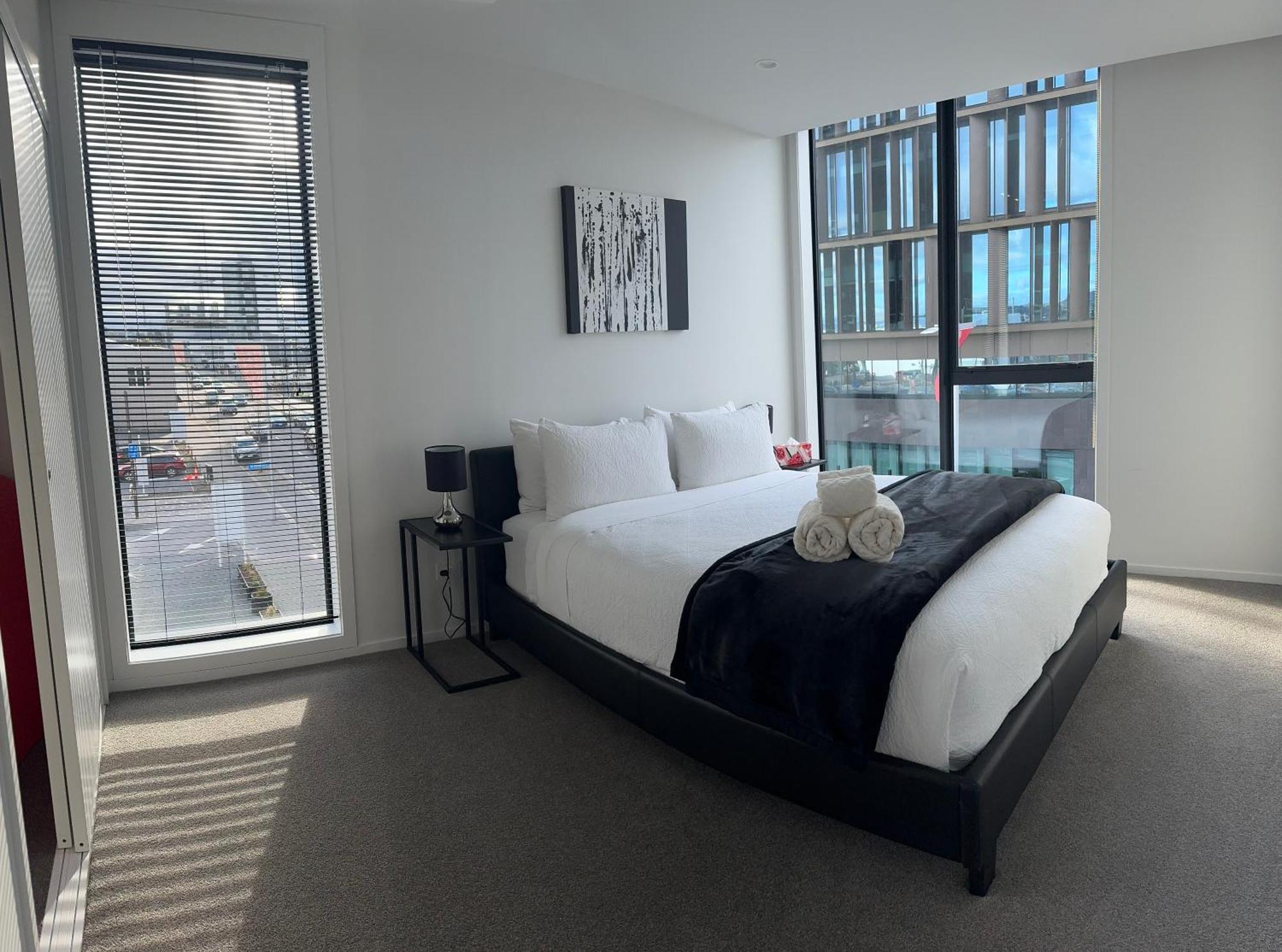2 Bedrooms Apprtmt Underground Parking In Cbd Apartment
