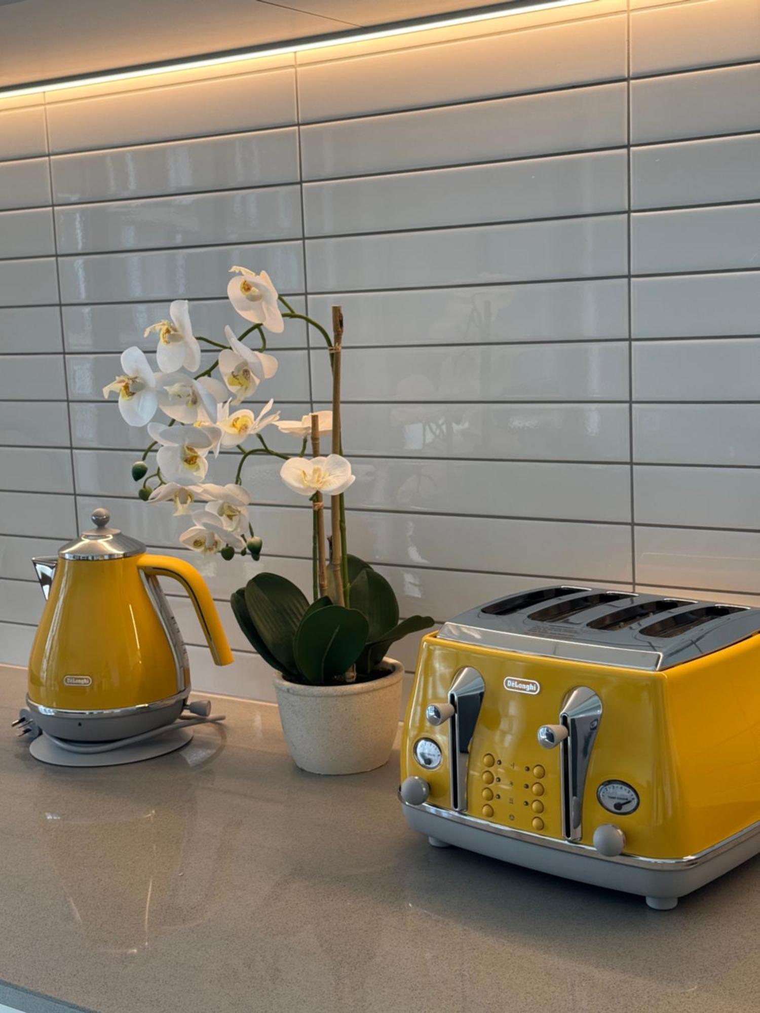 2 Bedrooms Apprtmt Underground Parking In Cbd Apartment *